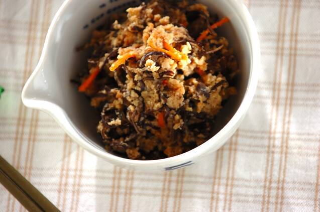 白い小鉢に盛られたおからとキクラゲの煮物