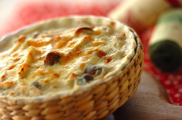 カゴつきのグラタン皿に盛られている、焼き鳥のグラタン