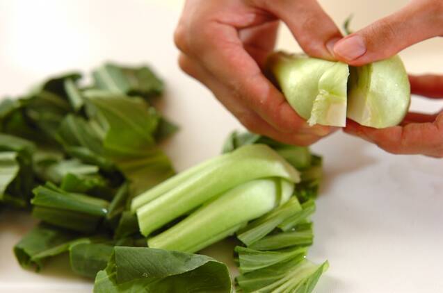 チンゲンサイとニンジンの塩炒めの作り方の手順1