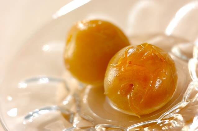 器に盛り付けた青梅の甘露煮