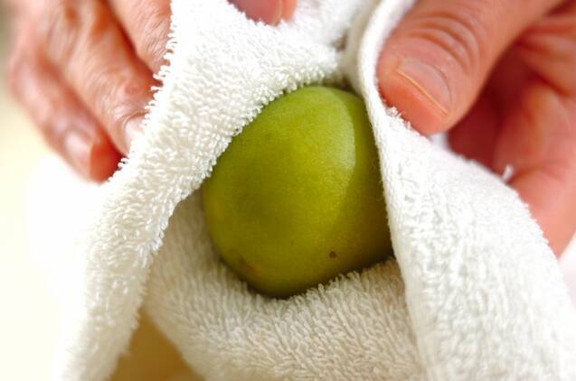 甘酸っぱさが絶品！青梅の甘露煮の作り方の手順2