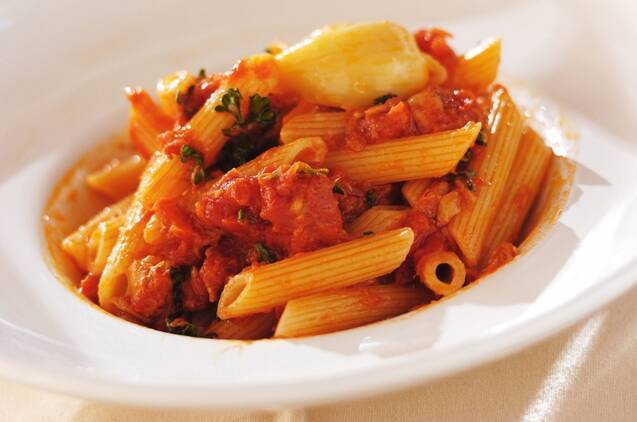 白い皿にのったツナ缶のアラビアータ