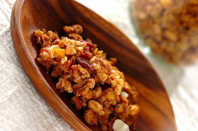 木皿に盛り付けられた大豆入りグラノーラ