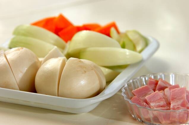 カブとベーコンのスープの作り方の手順1