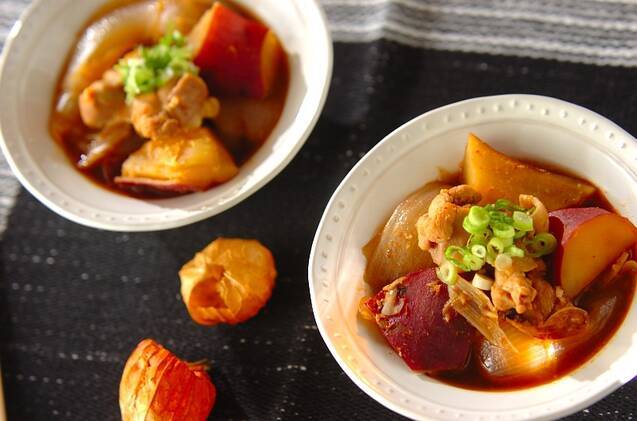 さつまいもと鶏肉の煮物が盛り付けられたお皿が2つ並ぶ食卓