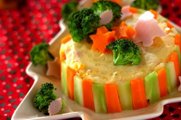 野菜で飾り付けられたケーキみたいなポテトサラダ