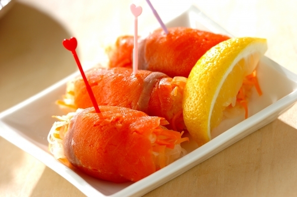 白いお皿に盛られたスモークサーモンのピンチョス