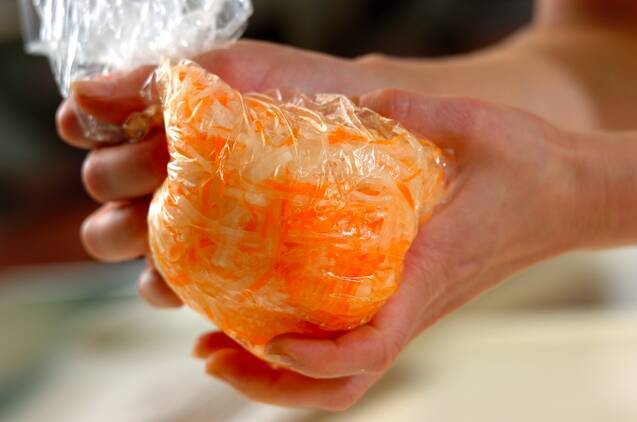 スモークサーモンのピンチョスの作り方の手順1