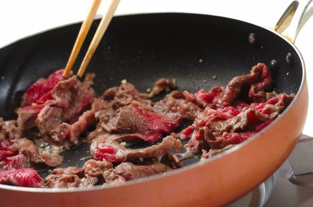 牛肉とコーンのガリバタ炒めの作り方の手順3