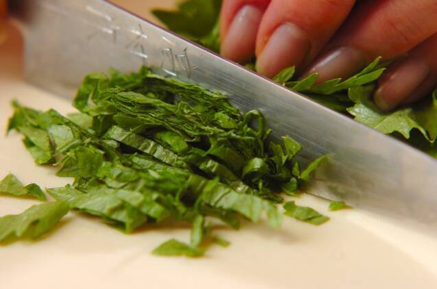 セロリの葉のおにぎりの作り方の手順1