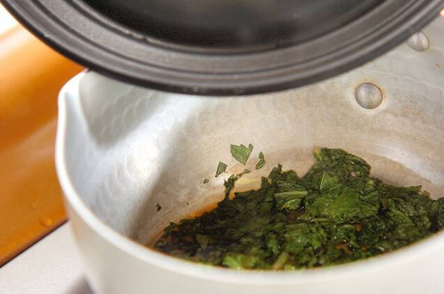 セロリの葉のおにぎりの作り方の手順2