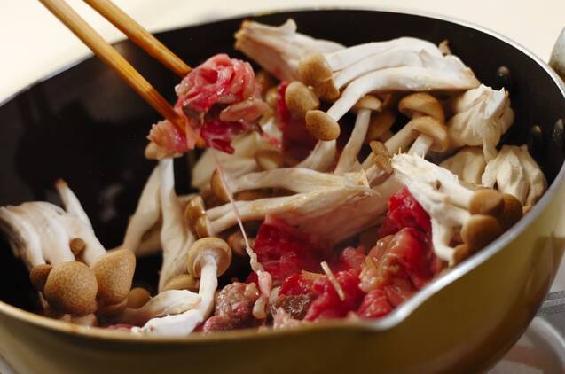 牛肉とシメジの黒コショウ炒めの作り方の手順2