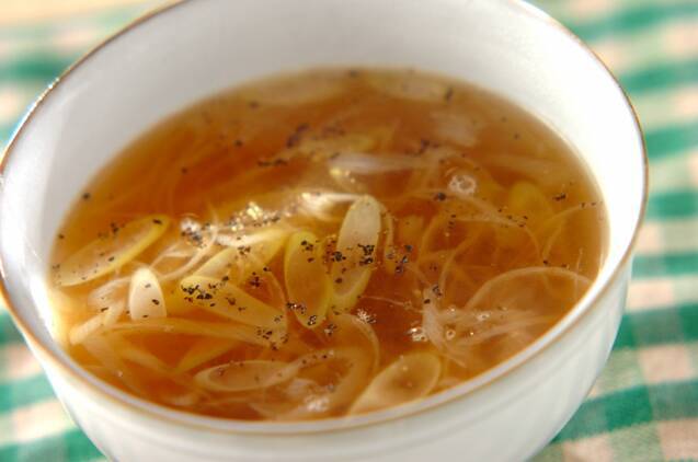 白いカップに盛りつけられた長ねぎとしょうがの和風だしスープ