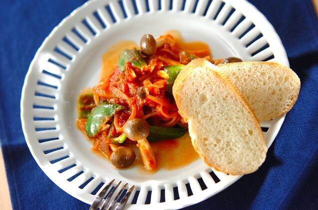 バゲットを添えたサバのトマト煮