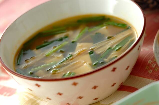 白い器に入った豆腐とえのきだけのピリ辛スープ