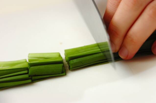 豆腐とエノキのピリ辛スープの作り方の手順1