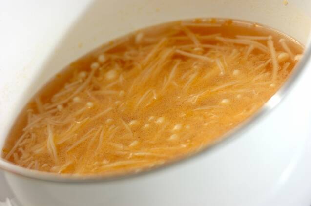 豆腐とエノキのピリ辛スープの作り方の手順2