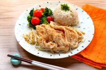 レンジで完結！豚肉蒸し＆ブロッコリーサラダのワンプレートごはん