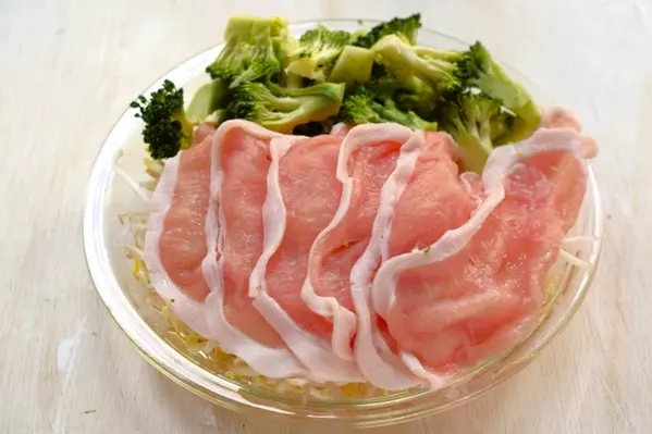 レンジで完結！豚肉蒸し＆ブロッコリーサラダのワンプレートごはんの作り方2