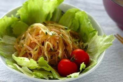 たっぷり生野菜の春雨サラダ 副菜 のレシピ 作り方 E レシピ 料理のプロが作る簡単レシピ