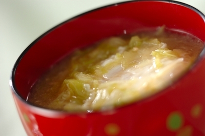 卵とキャベツのみそ汁 レシピ 作り方 E レシピ 料理のプロが作る簡単レシピ