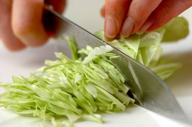 卵とキャベツのみそ汁の作り方の手順1