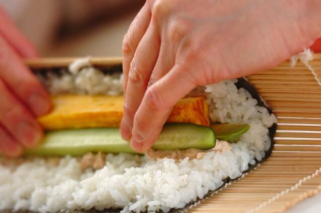 サラダ巻き寿司イクラのせの作り方の手順4
