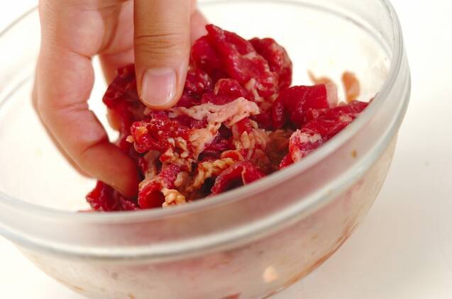 牛肉と里芋のクリーム煮の作り方の手順1