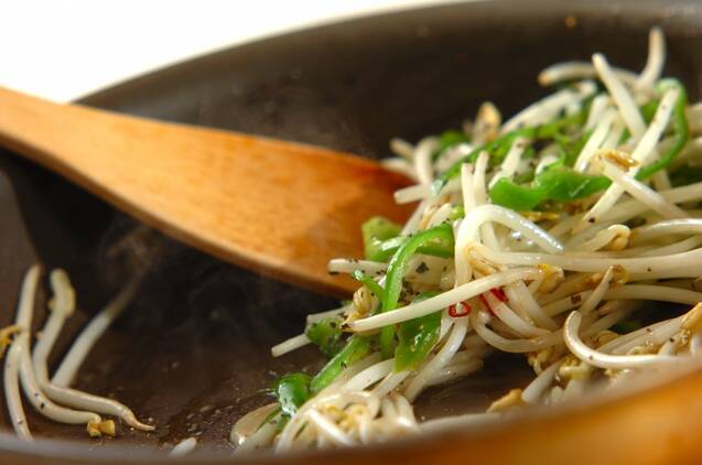 モヤシとピーマンのアンチョビソテーの作り方の手順5