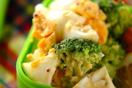 彩り副菜！ゆで卵とブロッコリーのサラダ