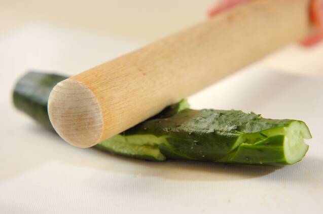 簡単5分！たたききゅうり ポリポリ箸が止まらない by西川 綾さんの作り方の手順1
