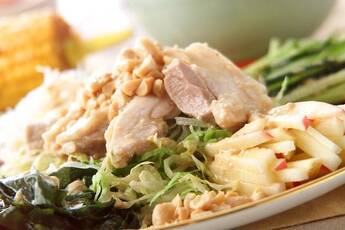 濃厚ゴマダレが決め手！しっとり鶏もも肉のバンバンジー