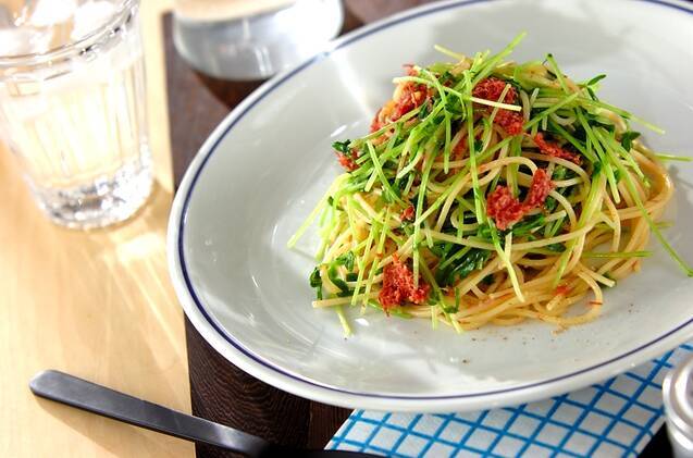 コンビーフと豆苗のガーリックパスタ