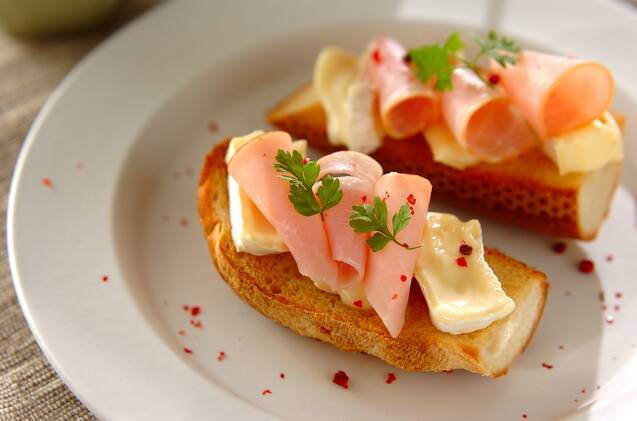 ハムとカマンベールのメープル風味タルティーヌ