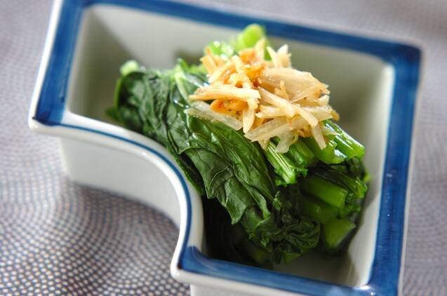 皿に盛られた小松菜のしょうがソースがけ