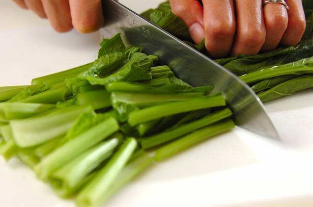 小松菜のショウガソースがけの作り方の手順1