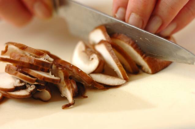 シイタケと大葉のみそ汁の作り方の手順1