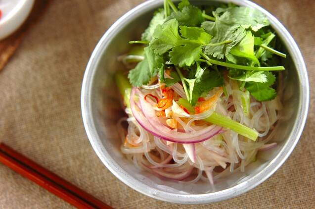 丸い器に盛り付けたヤムウンセン