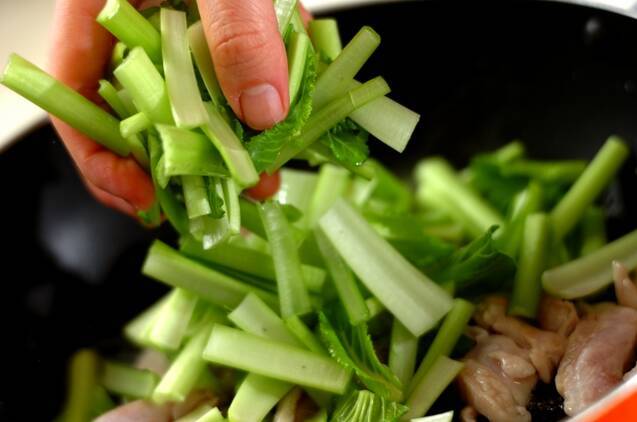 鶏と小松菜の炒め物の作り方の手順3