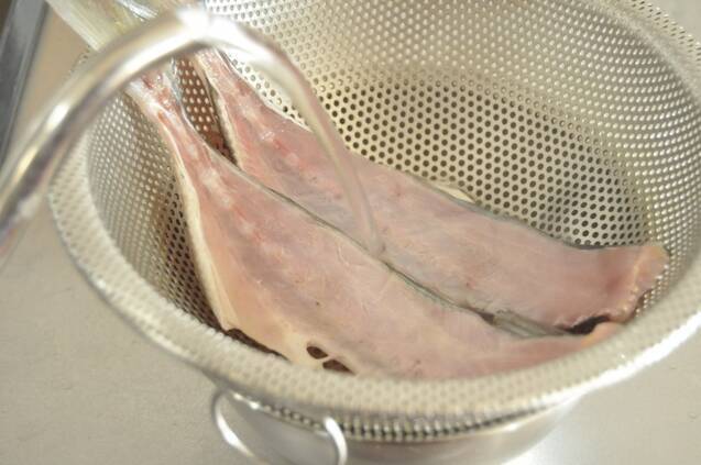 アジの梅シソロール焼きとアラだしみそ汁の作り方の手順2