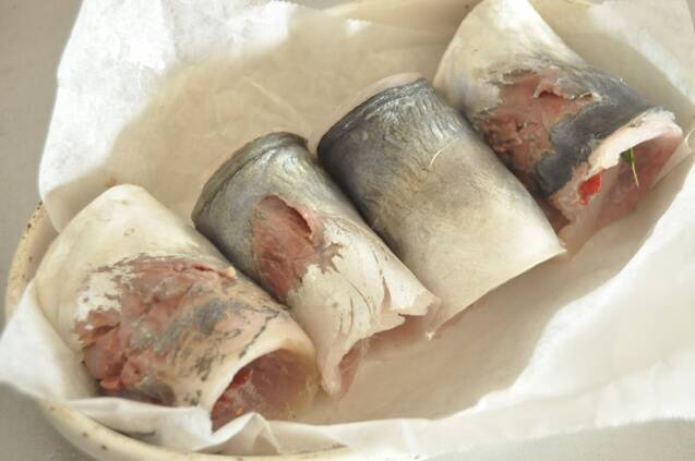 アジの梅シソロール焼きとアラだしみそ汁の作り方の手順5