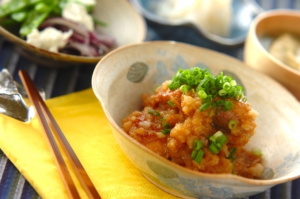 小鉢に盛られた鶏肉のみぞれ煮