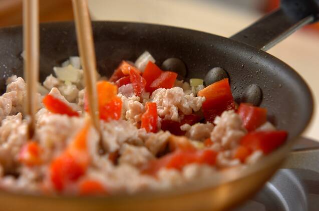 ガパオライス風丼の作り方の手順2