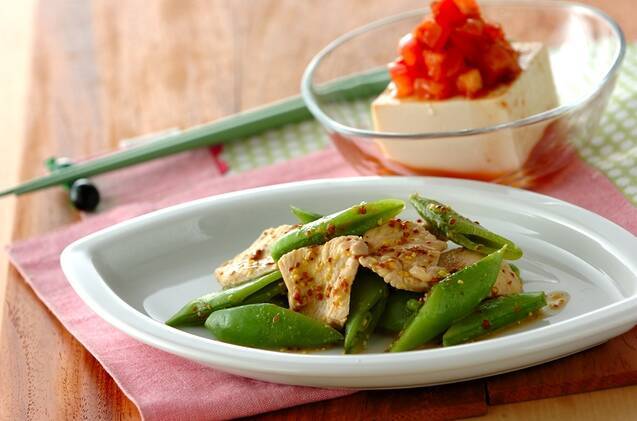 皿に盛られた、鶏むね肉とスナップエンドウのレンジ蒸し