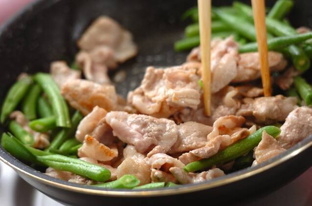 豚肉とサヤインゲンの炒め煮の作り方の手順2