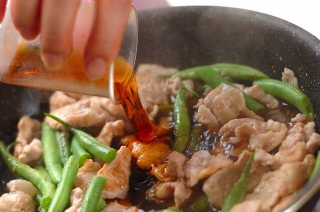 豚肉とサヤインゲンの炒め煮の作り方の手順3