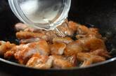 鶏もも肉とオクラの梅煮の作り方2