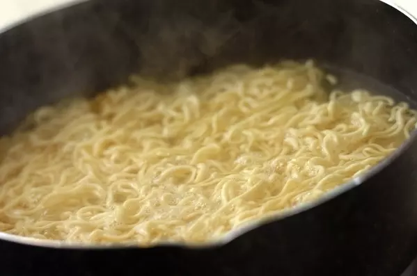 インスタント麺でできる！汁なし混ぜ麺の下準備1