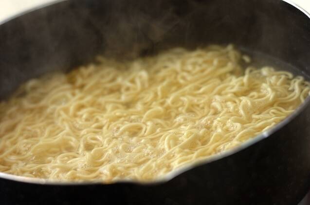 インスタント麺でできる！汁なし混ぜ麺の作り方の手順1