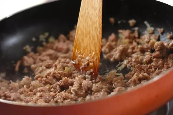 インスタント麺でできる！汁なし混ぜ麺の作り方1